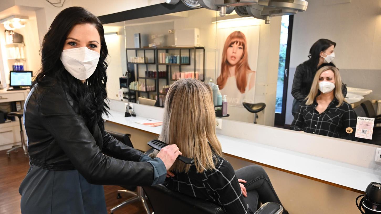 Kostenlose Haarschnitte für Pflagepersonal gibt es im Next Living Cut in der Unteren Karlstraße (eigentlich Schuhstraße). Links die Chefin Ines Roppelt-Breunle.