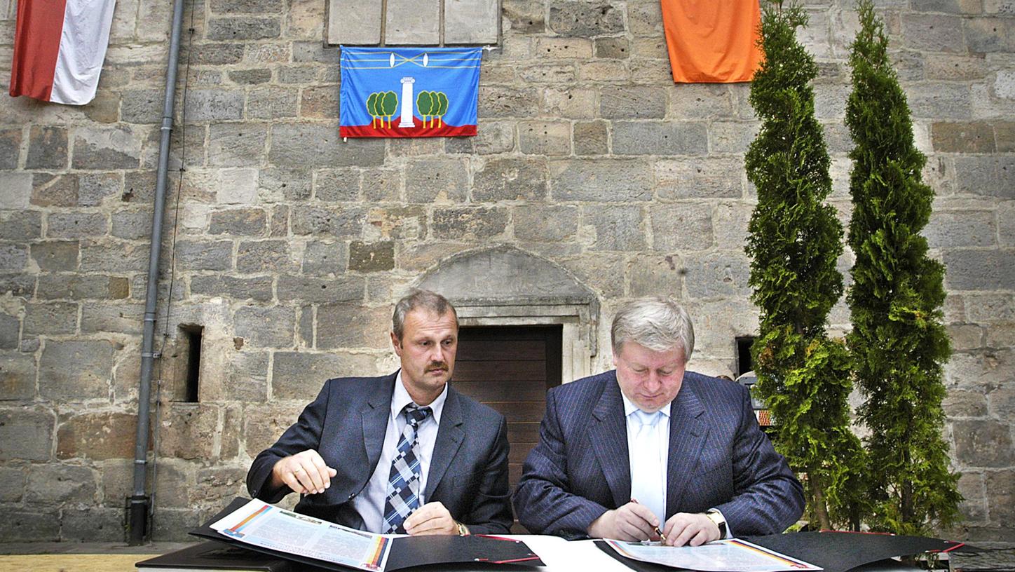 2003: In einem Festakt im Höchstadter Schloss wurde die Städtepartnerschaft zwischen Höchstadt und Krasnogorsk von Bürgermeister Gerald Brehm (l.) und Boris Rasskazow unterzeichnet. 