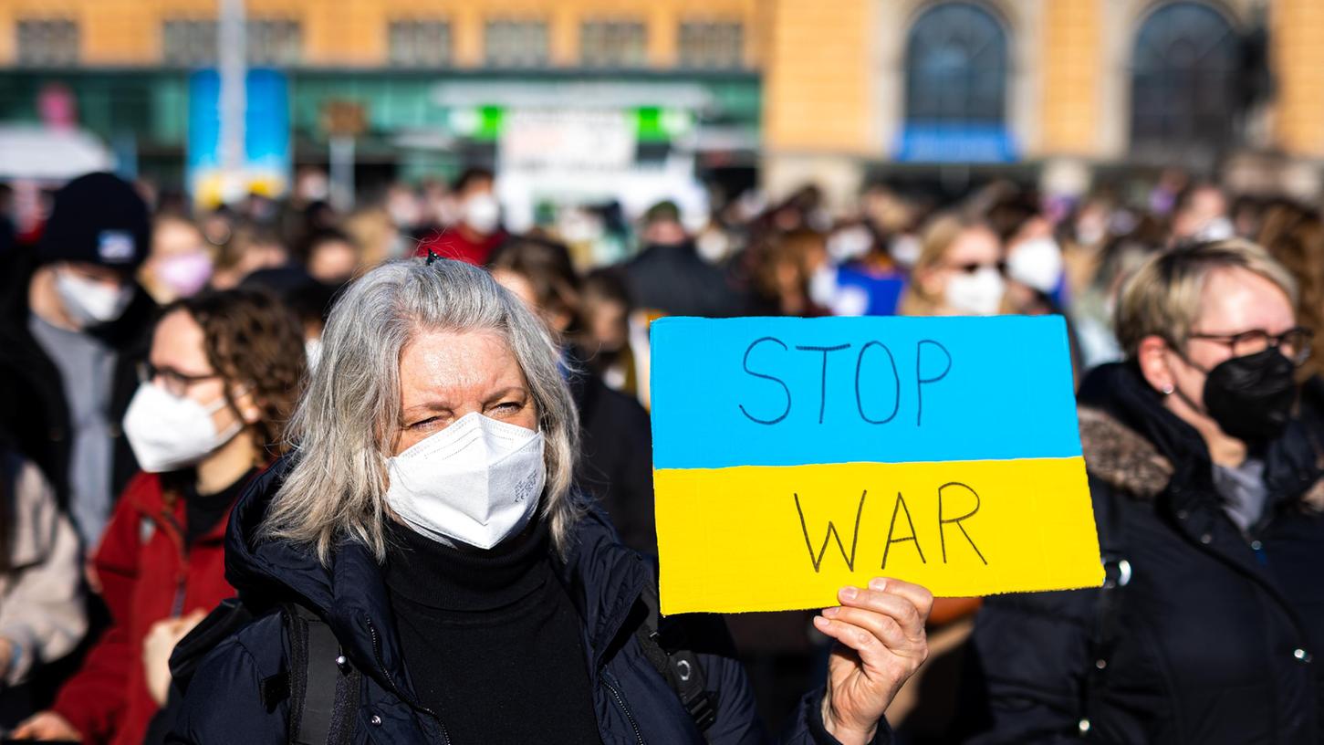 Ukraine-Krieg: Fridays for Future Nürnberg demonstriert für Menschenrechte am Kornmarkt