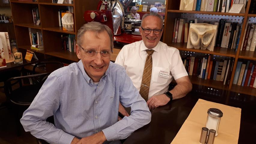 Auf dem Foto von 2019 lächelt Bernhard Rings (neben ihm Restaurantleiter Jörg Schuster), momentan ist der Inhaber und Küchenchef des Restaurant im Literaturhaus schwer getroffen. 