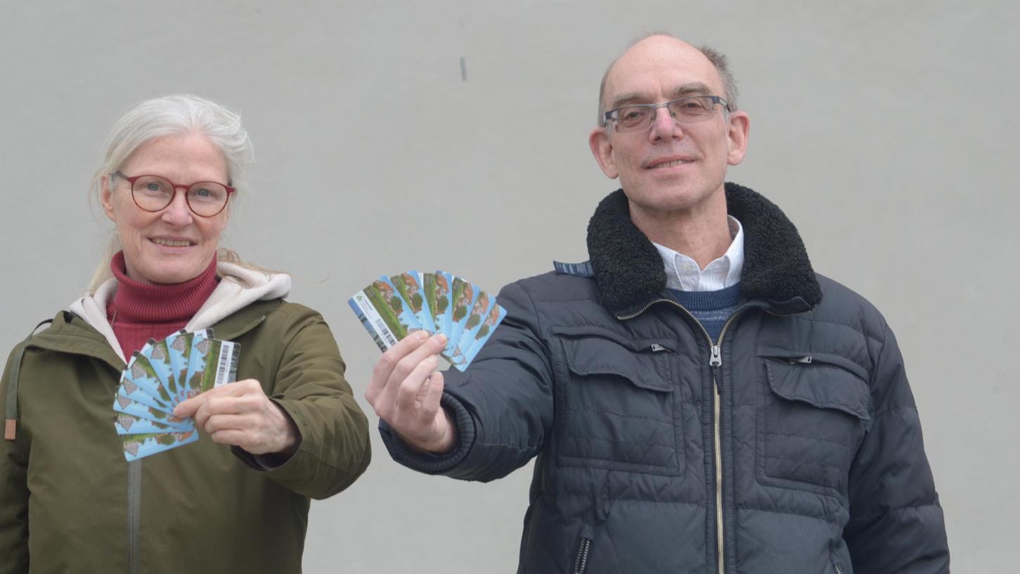 Friederike Enser und Ulrich Herz präsentieren die neuen Mitgliedskarten des Fördervereins Fränkisches Freilandmuseum.