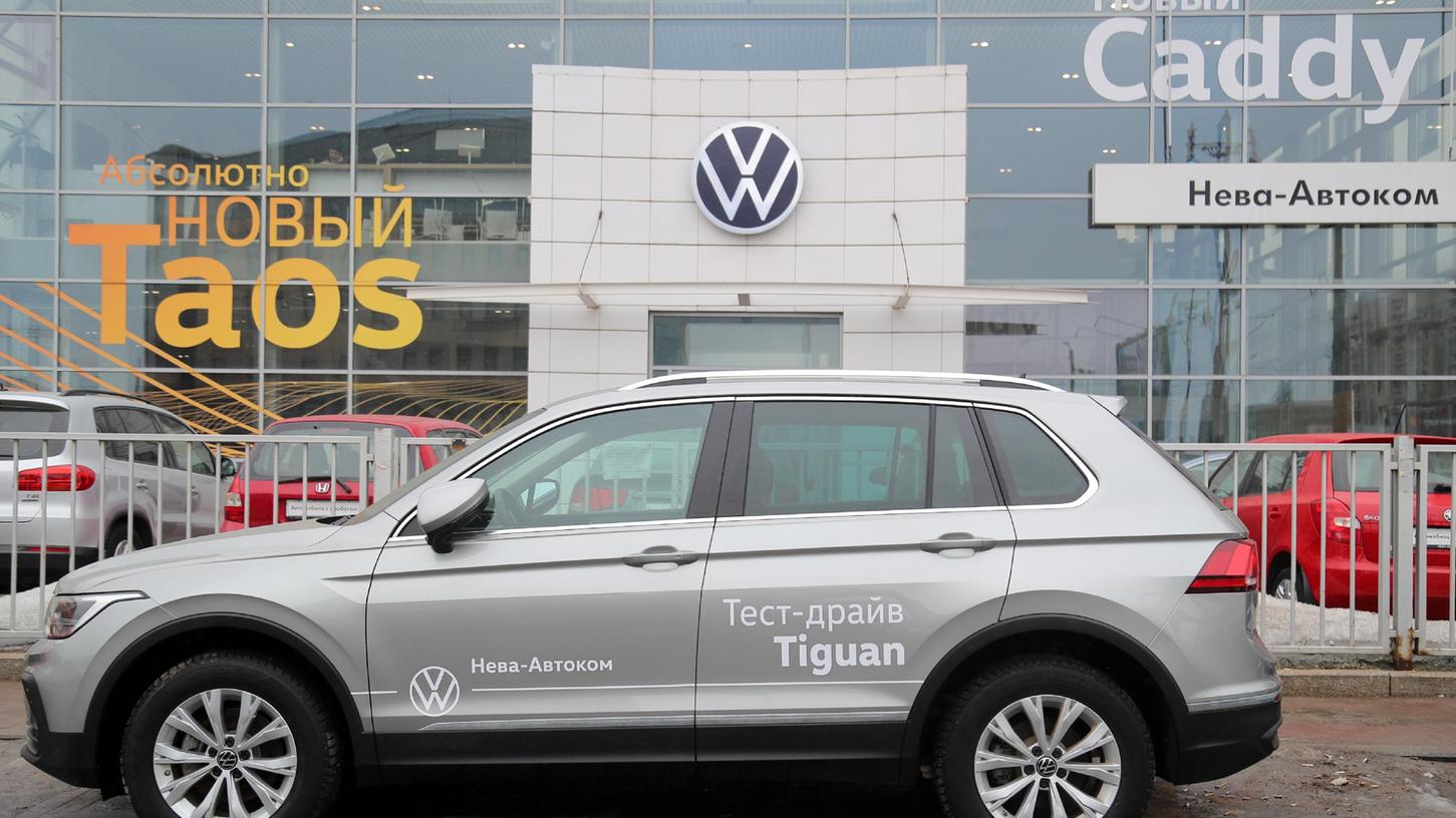 VW tritt auf die Bremse: Auch der Autobauer aus Wolfsburg hat sein Russland-Geschäft vorerst ausgesetzt.
