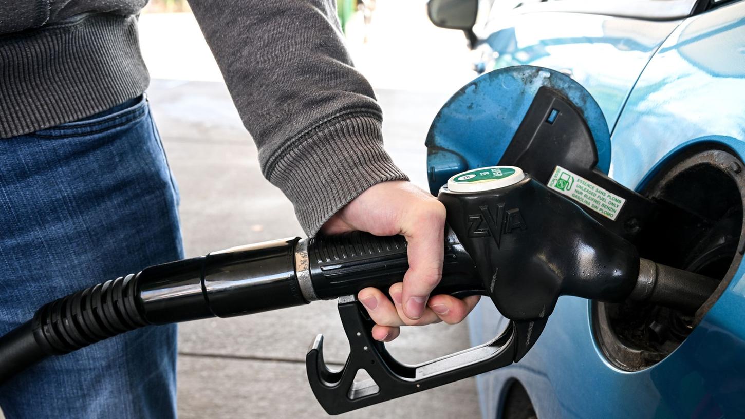 Am Vormittag hatte sich Christian Lindner noch gegen eine Senkung der Mehrwertsteuer auf Diesel und Benzin ausgesprochen. 