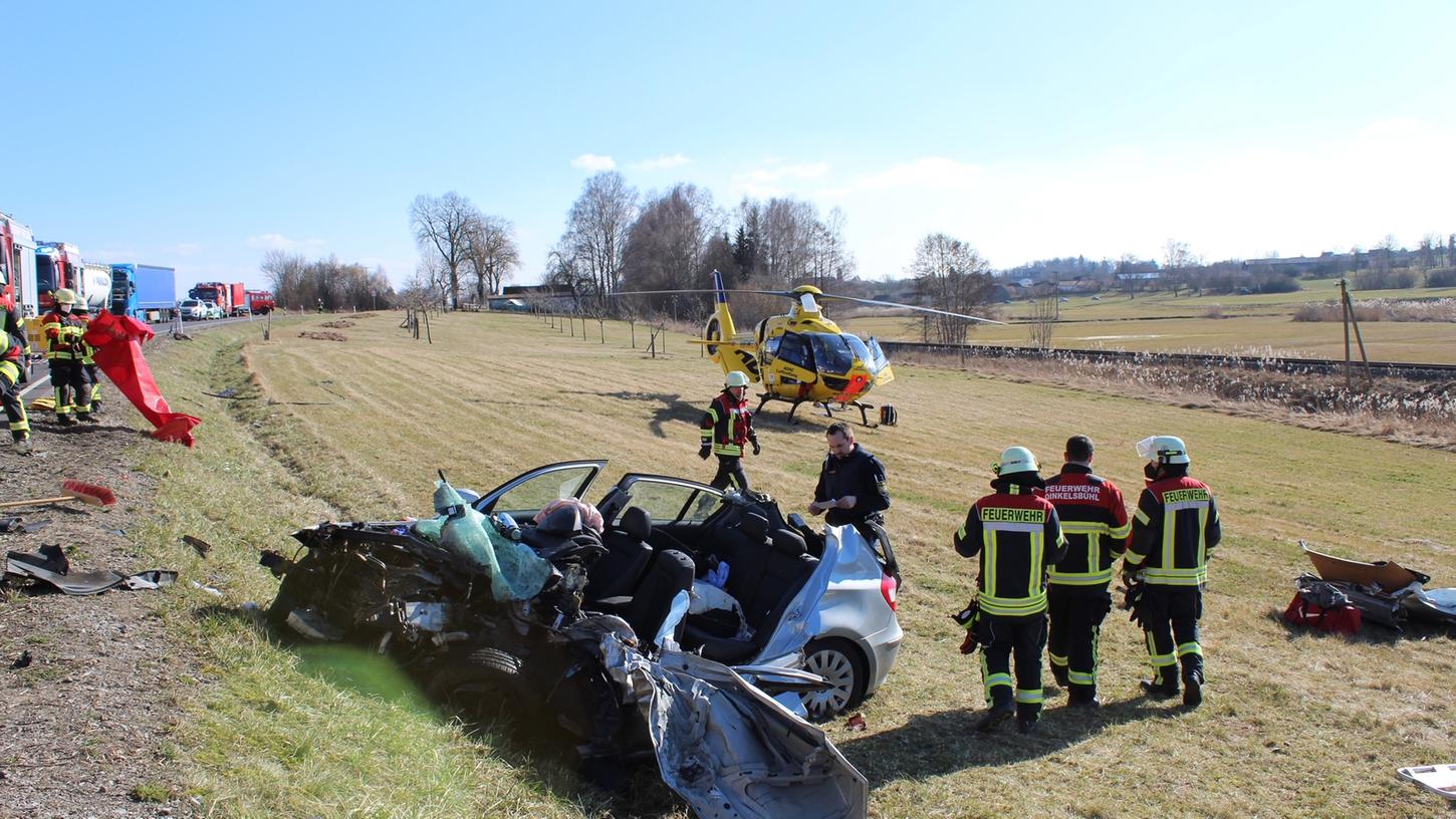Auch ein Hubschrauber des ADAC landete neben der Bundesstraße 25, er brachte den schwerverletzten Autofahrer in eine Spezialklinik. 