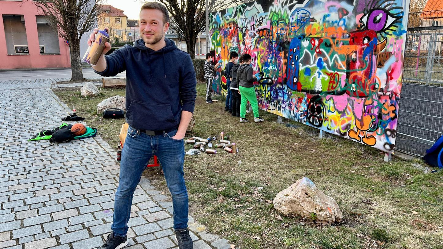 Gelungener Auftakt: Martin Winkler vom Rother Jugendhaus freute sich über das Kommen und Gehen an der großen Graffiti-Wand gegenüber der Kulturfabrik. Gelungener Auftakt: Martin Winkler vom Rother Jugendhaus freute sich über das Kommen und Gehen an der großen Graffiti-Wand gegenüber der Kulturfabrik.