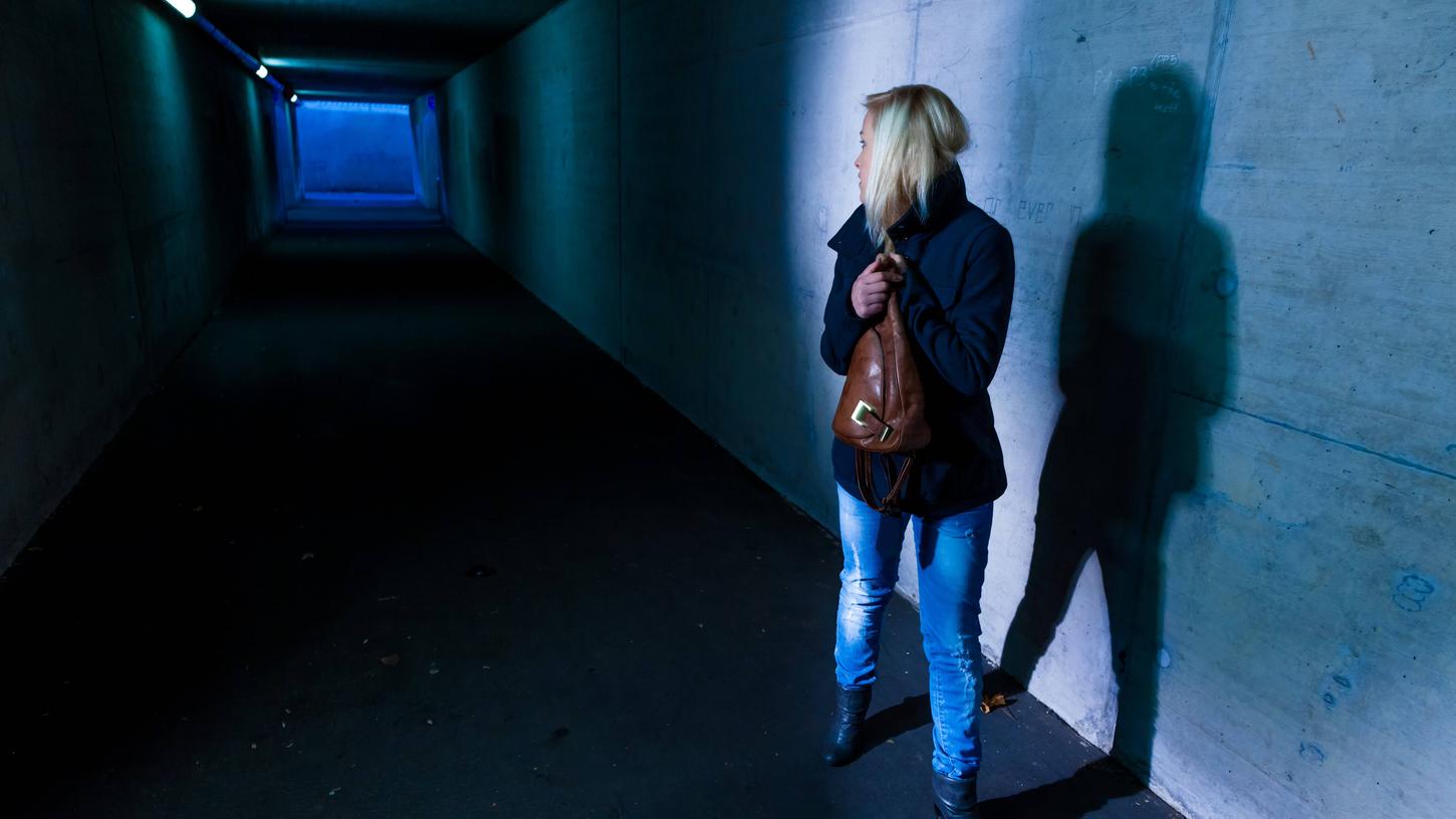 Frauen fühlen sich alleine in der Öffentlichkeit - vor allem nachts - oft unsicher.