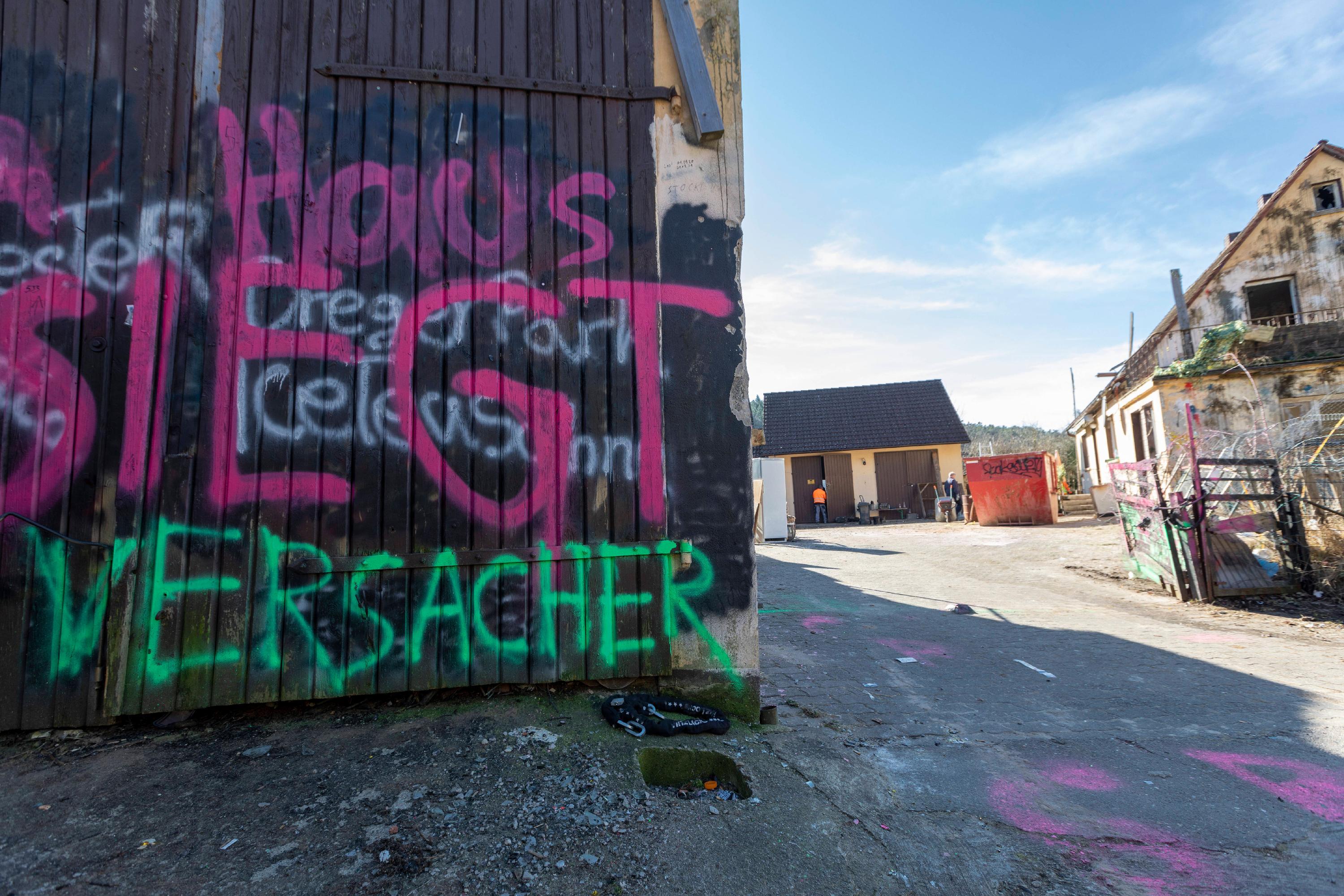 Langsam nimmt der Verkauf des Gebäudes in Altschauerberg, der "Schanze" Form an. Gerüchte häufen sich, immer wieder machen Auszugstermine die Runde. Eine Räumung am 5. Januar scheitert auch daran, weil die Gemeinde keine Ersatzunterkunft für Winkler finden kann. 
