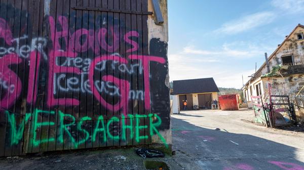 Langsam nimmt der Verkauf des Gebäudes in Altschauerberg, der "Schanze" Form an. Gerüchte häufen sich, immer wieder machen Auszugstermine die Runde. Eine Räumung am 5. Januar scheitert auch daran, weil die Gemeinde keine Ersatzunterkunft für Winkler finden kann.