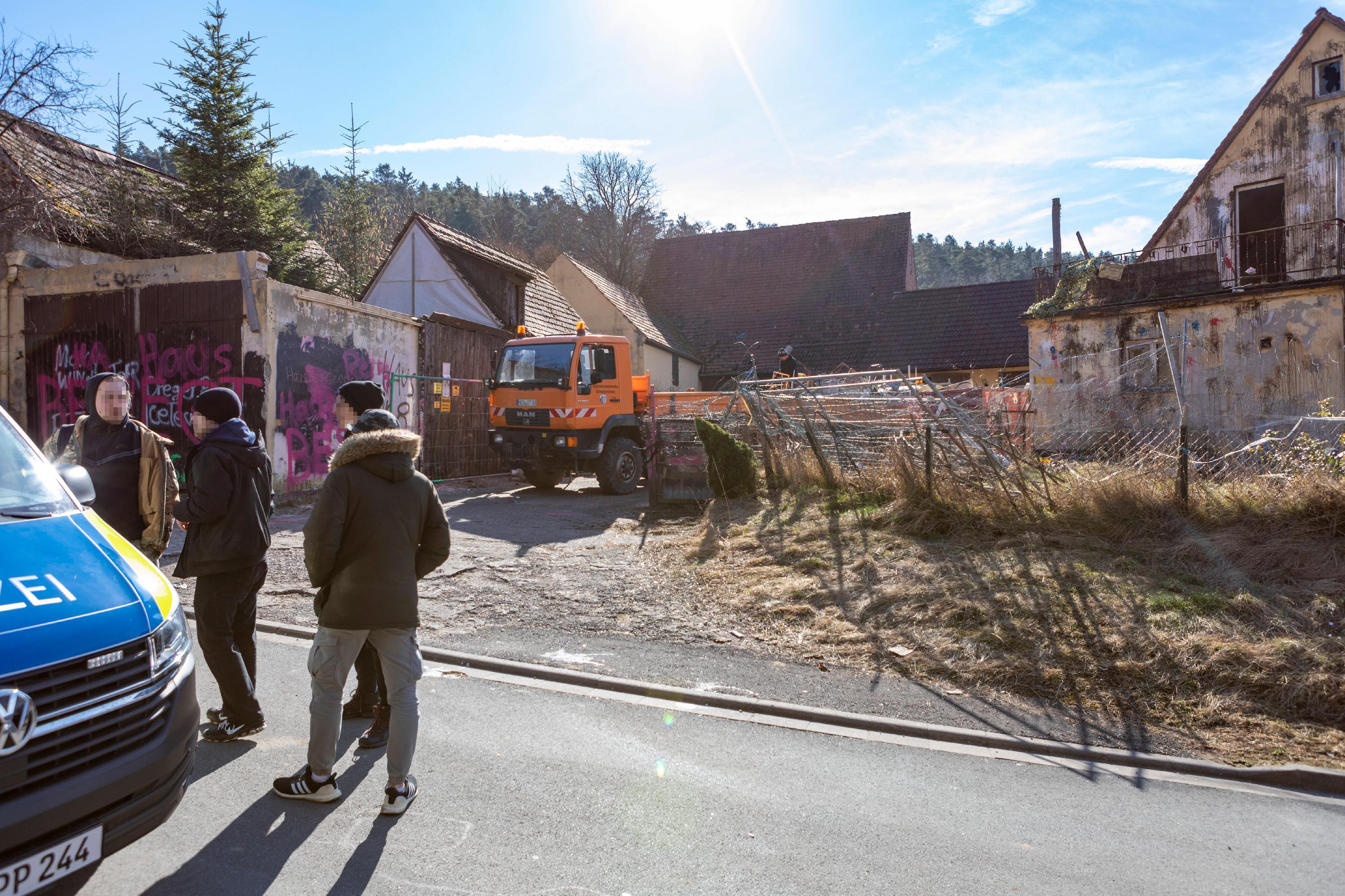 Am Ende wird der 28. Februar der Tag, an dem der Drachenlord Altschauerberg wohl endgültig verlässt. Sein Auszug verläuft still und heimlich - unmittelbar nachdem die Schlüssel übergeben wurden, lädt Winkler ein kurzes Video hoch. Er kündigt eine Deutschland-Tour an. Derweil laufen an der "Schanze" die Räumungsarbeiten. In den nächsten zwei Wochen, so die Gemeinde, soll der Abriss des Gebäudes beginnen. 