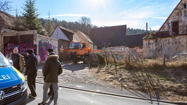Am Ende wird der 28. Februar der Tag, an dem der Drachenlord Altschauerberg wohl endgültig verlässt. Sein Auszug verläuft still und heimlich - unmittelbar nachdem die Schlüssel übergeben wurden, lädt Winkler ein kurzes Video hoch. Er kündigt eine Deutschland-Tour an. Derweil laufen an der "Schanze" die Räumungsarbeiten. In den nächsten zwei Wochen, so die Gemeinde, soll der Abriss des Gebäudes beginnen.