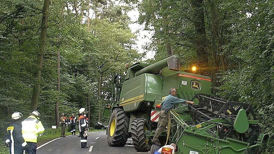 Erntemaschine landete im Straßengraben Erntemaschine landete im Straßengraben