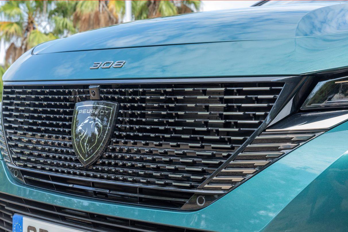 Mittelpunkt der Frontpartie ist das neue Logo der Löwenmarke.