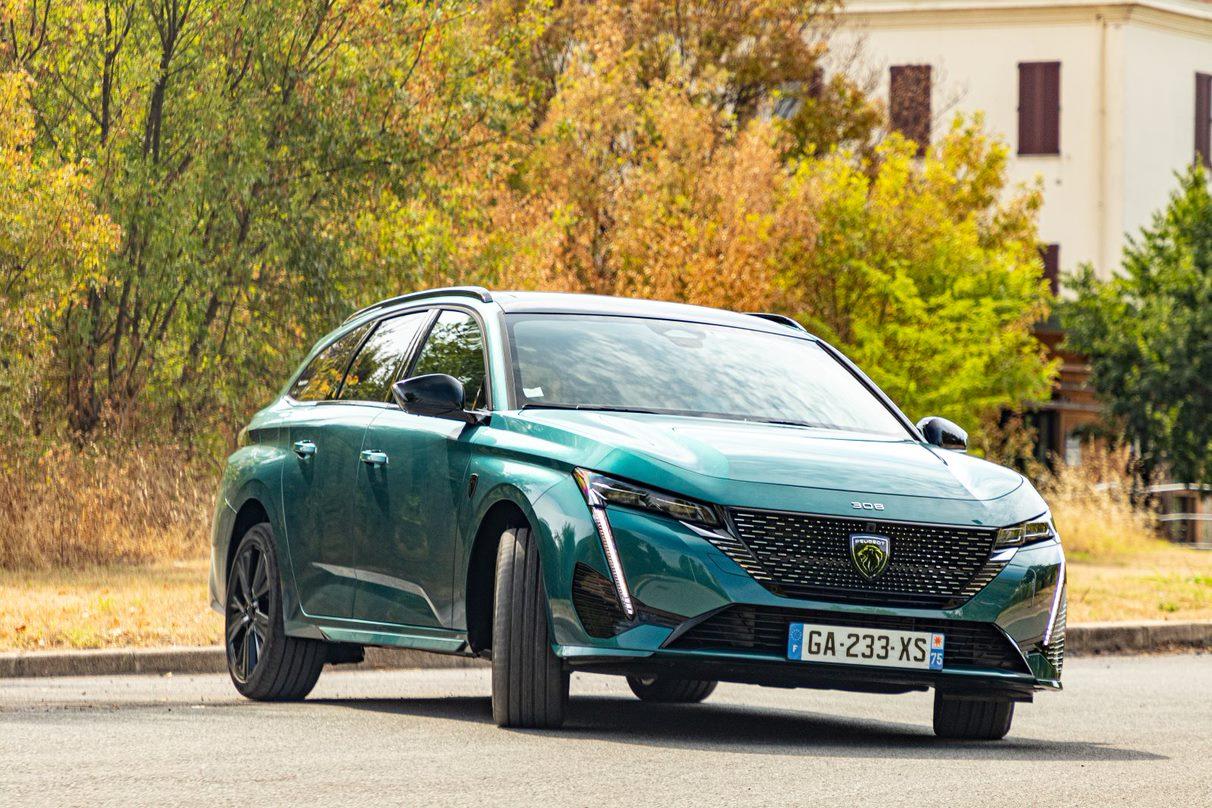 Im 308 SW Hybrid 225 e-EAT8 tut ein 1,6-l-Vierzylinder-Benziner mit 133 kW/181 PS Dienst. Sein Partner ist ein Elektromotor mit 81 kW/110 PS. Insgesamt ergibt sich eine Systemleistung von 165 kW/225 PS.