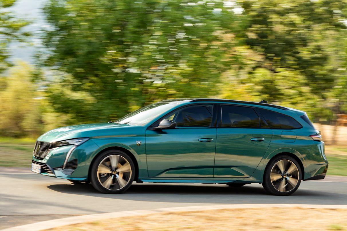 Mithilfe dreier Modi kann der Fahrer entscheiden, wie er es angehen lassen möchte - betont sportlich (Sport), rein elektrisch oder aber im bequemen Vertrauen auf die Software (Hybrid), die dann die jeweils passende Antriebsform wählt.