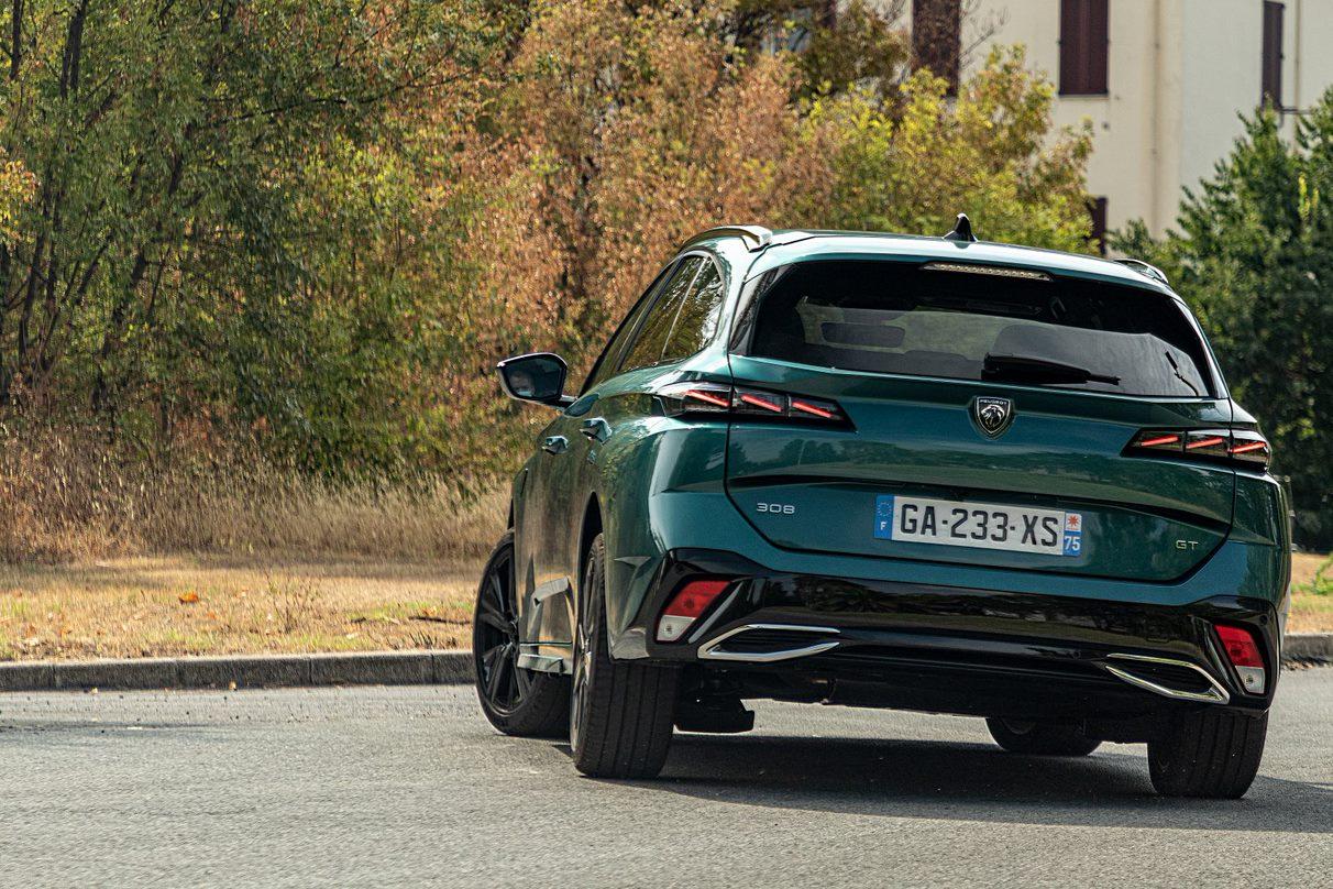 Zu den Möglichkeiten des Infotainments gehört auch der e-Save-Modus, mit dem sich elektrische Reserven - gestaffelt nach Kilometern - für später aufsparen lassen.