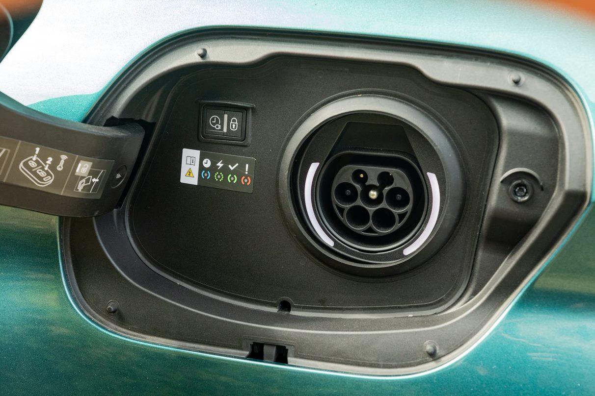 Der 308 SW Hybrid lädt einphasig und serienmäßig mit bis zu 3,7 kW. Für den Aufenthalt an der 1,8-W-Haushaltssteckdose bedeutet das 7 Stunden 5 Minuten, für den an der Wallbox 3 Stunden 50 Minuten.