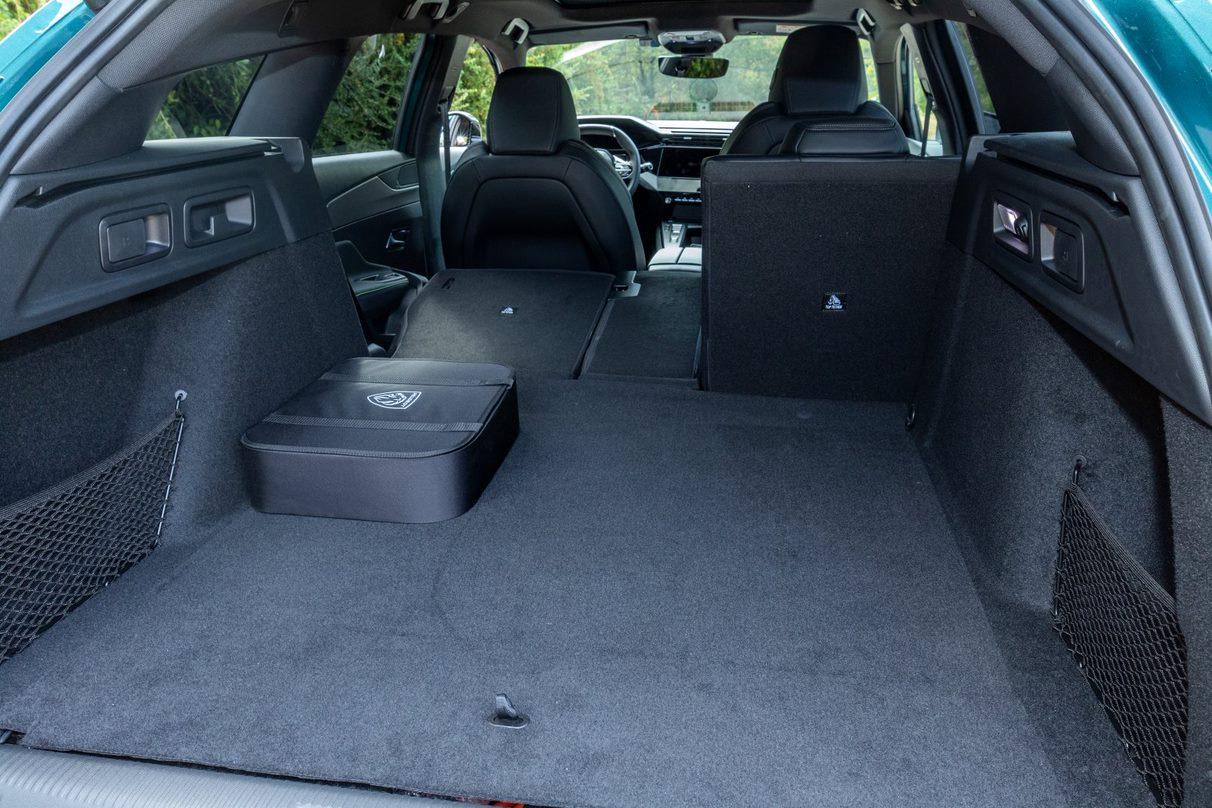 Des Platzbedarfs der Antriebsbatterie wegen büßt der Kofferraum des PHEV-Modells im Vergleich zum reinen Verbrenner etwa 60 Liter ein. Aber auch mit den gebotenen 548 bis 1574 Litern lässt sich einiges anfangen.