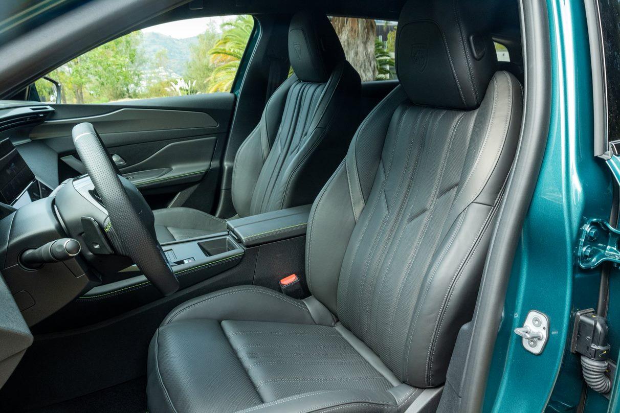 Die Sitze tragen auf Wunsch bzw. ausstattungsabhängig das Gütesiegel der Aktion Gesunder Rücken (AGR), sind elektrisch verstellbar und bieten eine Massagefunktion.