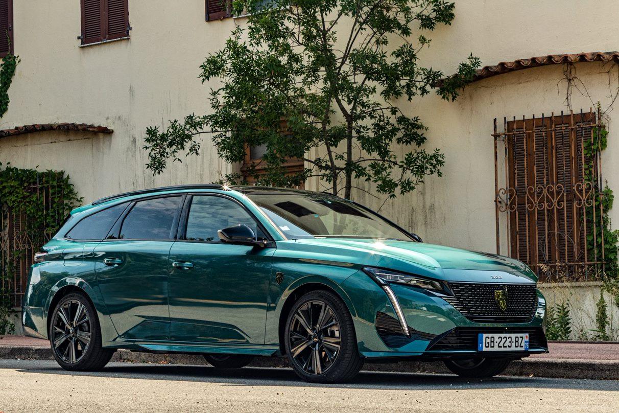 Der 308 SW 225 e-EAT8 ist mindestens an die zweithöchste Ausstattungsstufe „GT“ gebunden. Preislich startet er bei 45.550 Euro. Abzugsfähig ist der Umweltbonus in Höhe von 7177,50 Euro brutto.