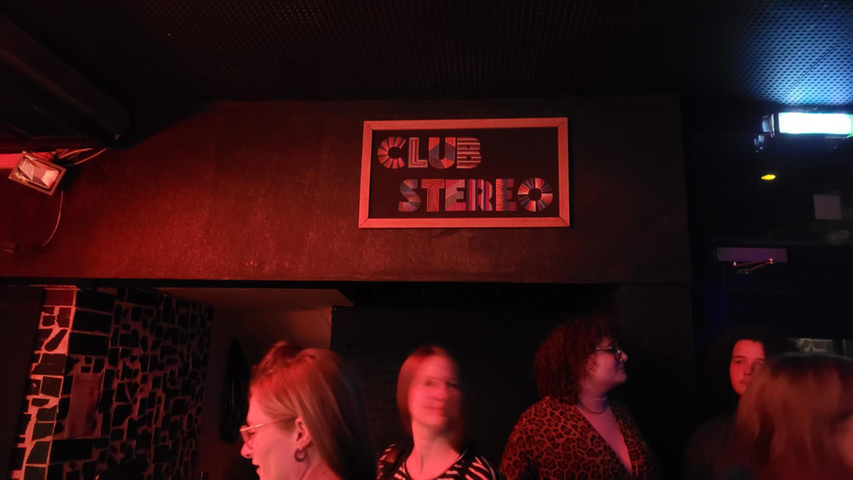 In der Klaragasse startete um 22 Uhr der  Club Stereo  in das Eröffnungswochenende. Auch hier konnten es einige Partygäste kaum erwarten, bis die Türen aufgingen. 
