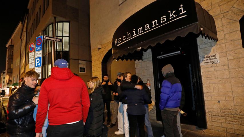Kurz vor 22 Uhr warteten vor dem Club Schimanski einige Gäste darauf, dass sich die Türen endlich öffnen. 