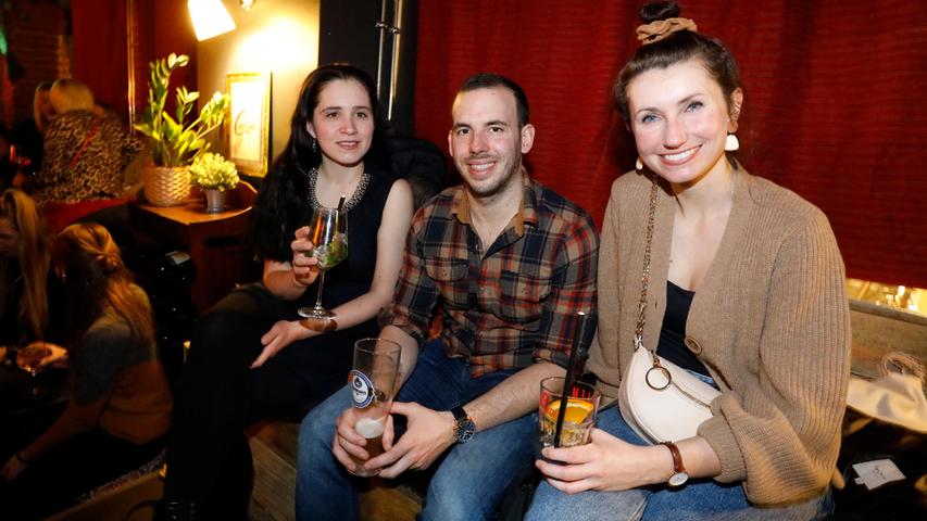 Für Tabea (links), Julian und Melissa waren die Drinks in der Harlėm Bar erst der Auftakt des Abends, im Anschluss ging es für sie weiter in den Club Gemein und Gefährlich. 