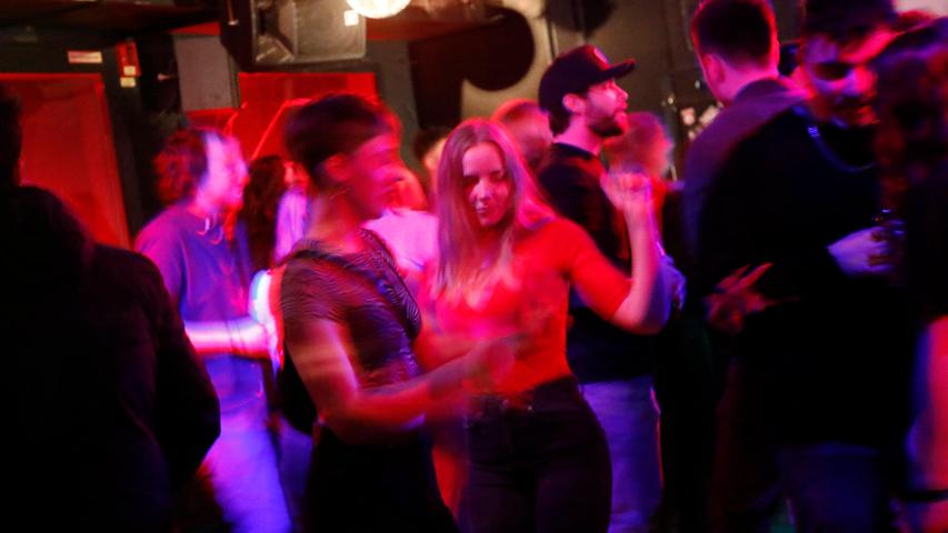 Beim Lied "Maschin" von der Band Bilderbuch kam Stimmung auf, viele Partygäste auf der Tanzfläche sangen mit. 