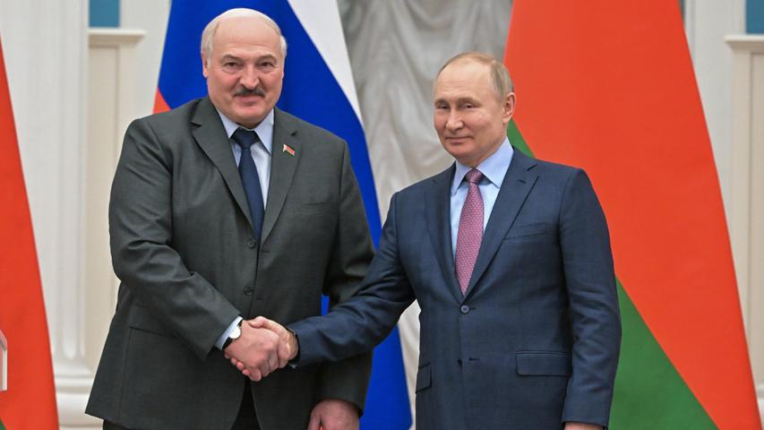 Putin und der belarussische Präsident Alexander Lukaschenko (li.) kennen sich schon seit Jahrzehnten. Als die EU Lukaschenkos Amtsverlängerung nicht anerkannte, blieb ihm keine Wahl, als sich enger an Moskau zu binden. Für Putin hätte es nicht besser kommen können. Heute hat er in dem an die Ukraine grenzenden Land einen engen Verbündeten. Man könnte die Unterstützung im Kampf gegen die Ukraine als ein mögliches politisches Gegengeschäft dafür sehen, dass Moskau Lukaschenko gestützt hat, als der sich mit Polizeigewalt gegen seinen Sturz wehrte. 