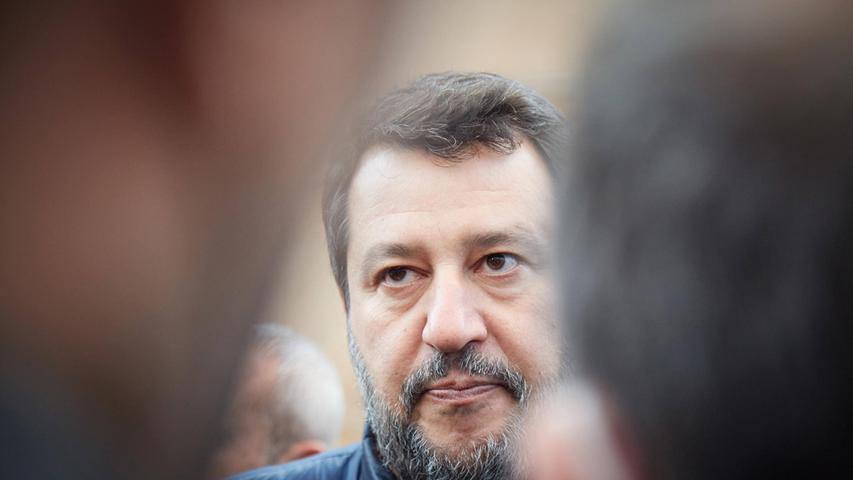 Auch in Italien sind Rechtspopulisten in der Putin-Falle. Matteo Salvini, Chef der ausländerfeindlichen Regierungspartei Lega galt als Mann mit guten Kontakten zu Moskau. Auch war er einst voll des Lobes für den Kreml-Chef: Putin sei „der fähigste Staatsmann der Welt“, wird er vom Redaktionsnetzwerk Deutschland (RND) zitiert. So stand die Lega etwa auch im Verdacht, vom Kreml illegal finanziert worden zu sein, heißt es in dem Artikel weiter. Salvini verurteilte zwar den Angriff auf die Ukraine, tat sich allerdings schwer, den Anti-Putin-Kurs der italienischen Regierung und der EU mitzutragen. 