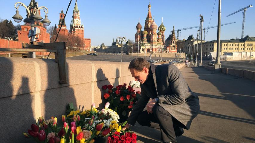 Er ist einer von zahlreichen Journalisten, die im Kampf für freie Rede ihr Leben lassen mussten: Boris Nemzow ist ein scharfer Kritiker Wladimir Putins gewesen - er starb in der Nacht zum 27. Februar 2015 durch vier Schüsse in den Rücken. Die Ermittler sind sich sicher, dass dieser Mord geplant war. Wer die Täter waren, ist jedoch unklar. Hier ein Bild von der Moskawa-Brücke in Moskau, wo Blumen für den erschossenen Oppositionellen niedergelegt wurden.