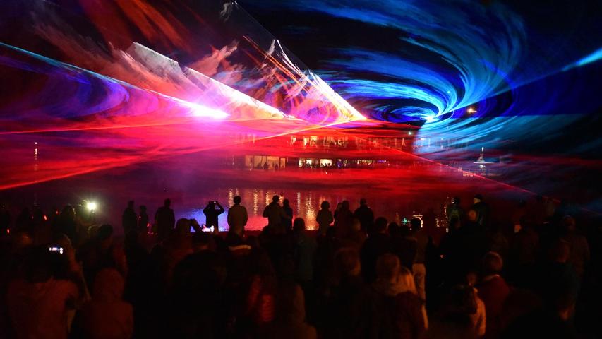 Vom Deck der MS Brombachsee wird bei den Magischen Momenten eine Lasershow in den Nachthimmel projiziert.