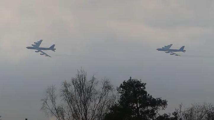 Was genau die zwei B-52-Jets am Himmel über Grafenwöhr trieben, bleibt unklar. 
