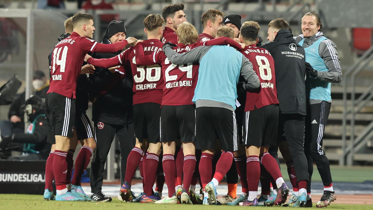 Und irgendwo ist Tim Handwerker: Große Begeisterung beim Club nach dem späten Siegtreffer gegen den HSV.