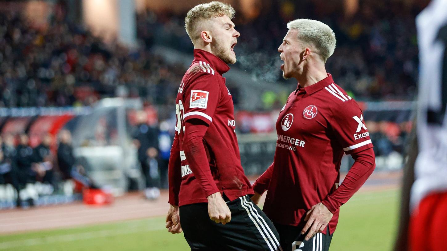 Geht doch: Matchwinner Tim Handwerker (links) und Lino Tempelmann feiern sich und den Club. Geht doch: Matchwinner Tim Handwerker (links) und Lino Tempelmann feiern sich und den Club.