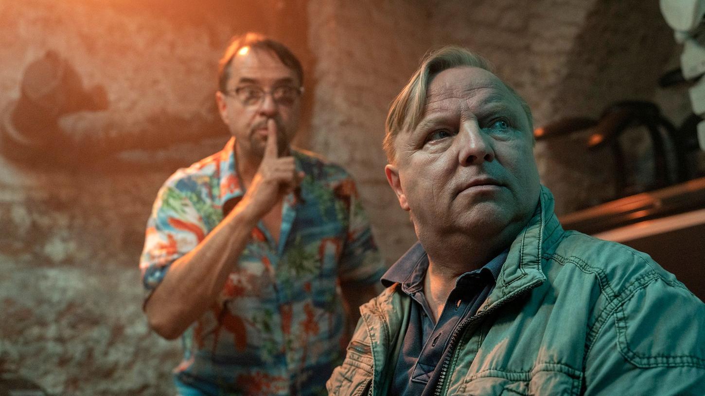 Prof. Karl-Friedrich Boerne (Jan Josef Liefers, l) und Kommissar Axel Thiel (Axel Prahl) in ihrem Versteck im Keller. Prof. Karl-Friedrich Boerne (Jan Josef Liefers, l) und Kommissar Axel Thiel (Axel Prahl) in ihrem Versteck im Keller.