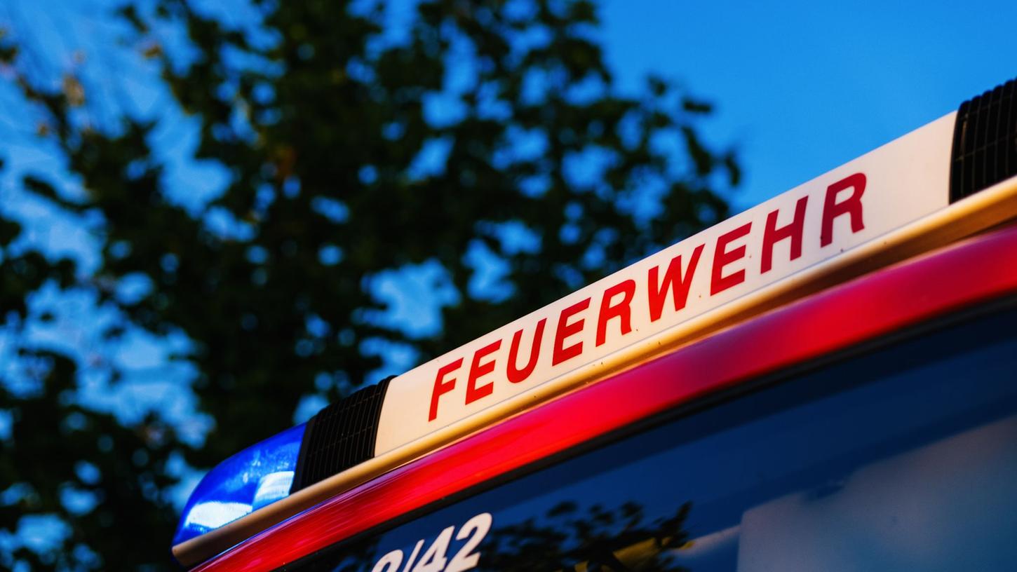 Die Pleinfelder Feuerwehr rückte mit mehreren Fahrzeugen an. Zum Glück war sie rechtzeitig vor Ort, bevor es tatsächlich ein Feuer in dem Mehrfamilienhaus gab. Die Pleinfelder Feuerwehr rückte mit mehreren Fahrzeugen an. Zum Glück war sie rechtzeitig vor Ort, bevor es tatsächlich ein Feuer in dem Mehrfamilienhaus gab.