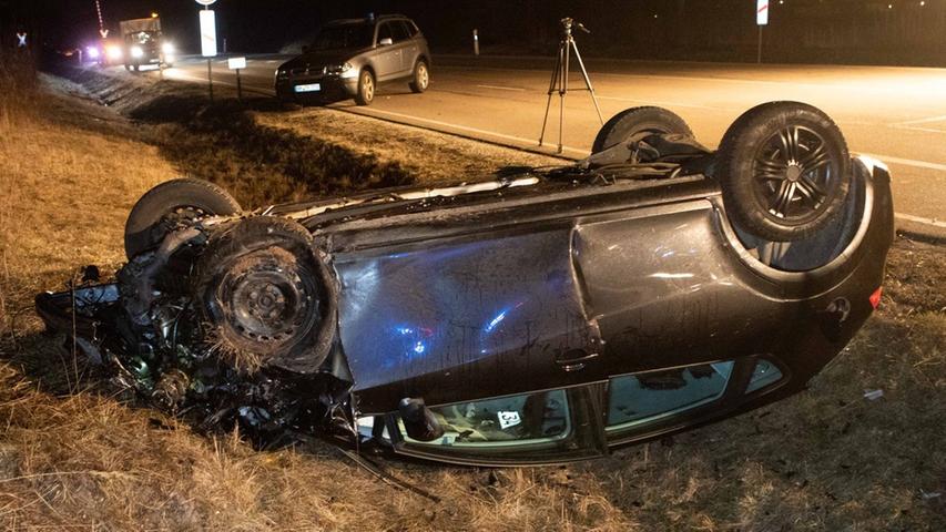 Während der Unfallverursacher und seine zwei Beifahrer mit mittelschweren Verletzungen ins Krankenhaus gebracht wurden, erlitten der 18-jährige Seat-Fahrer und seine 17-jährige Beifahrerin schwerste Verletzungen. Ein Rettungshubschrauber flog sie in Kliniken.