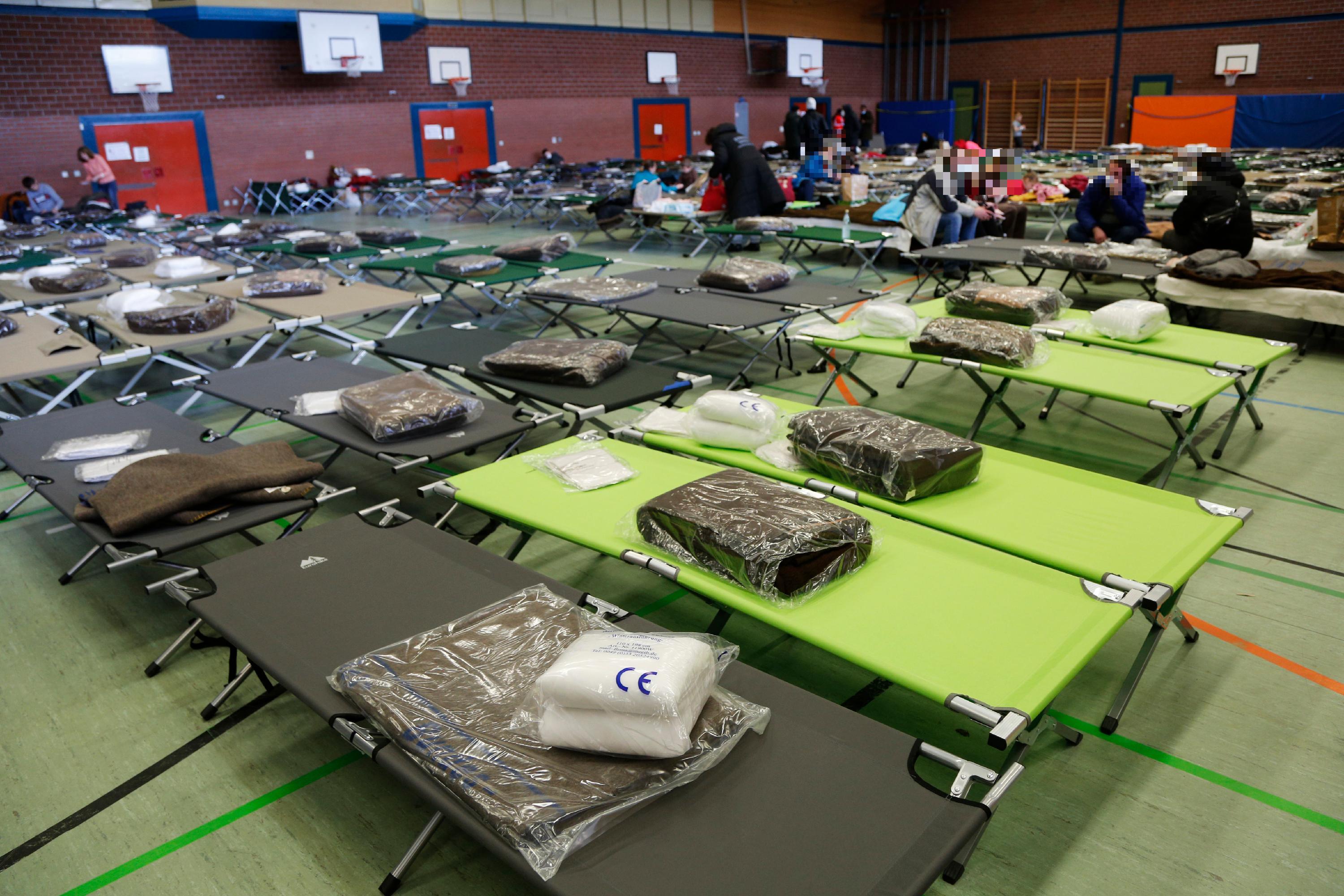 400 Feldbetten wurden aufgestellt, um die Geflüchteten in den ersten Tagen nach ihrer Ankunft unterzubringen.