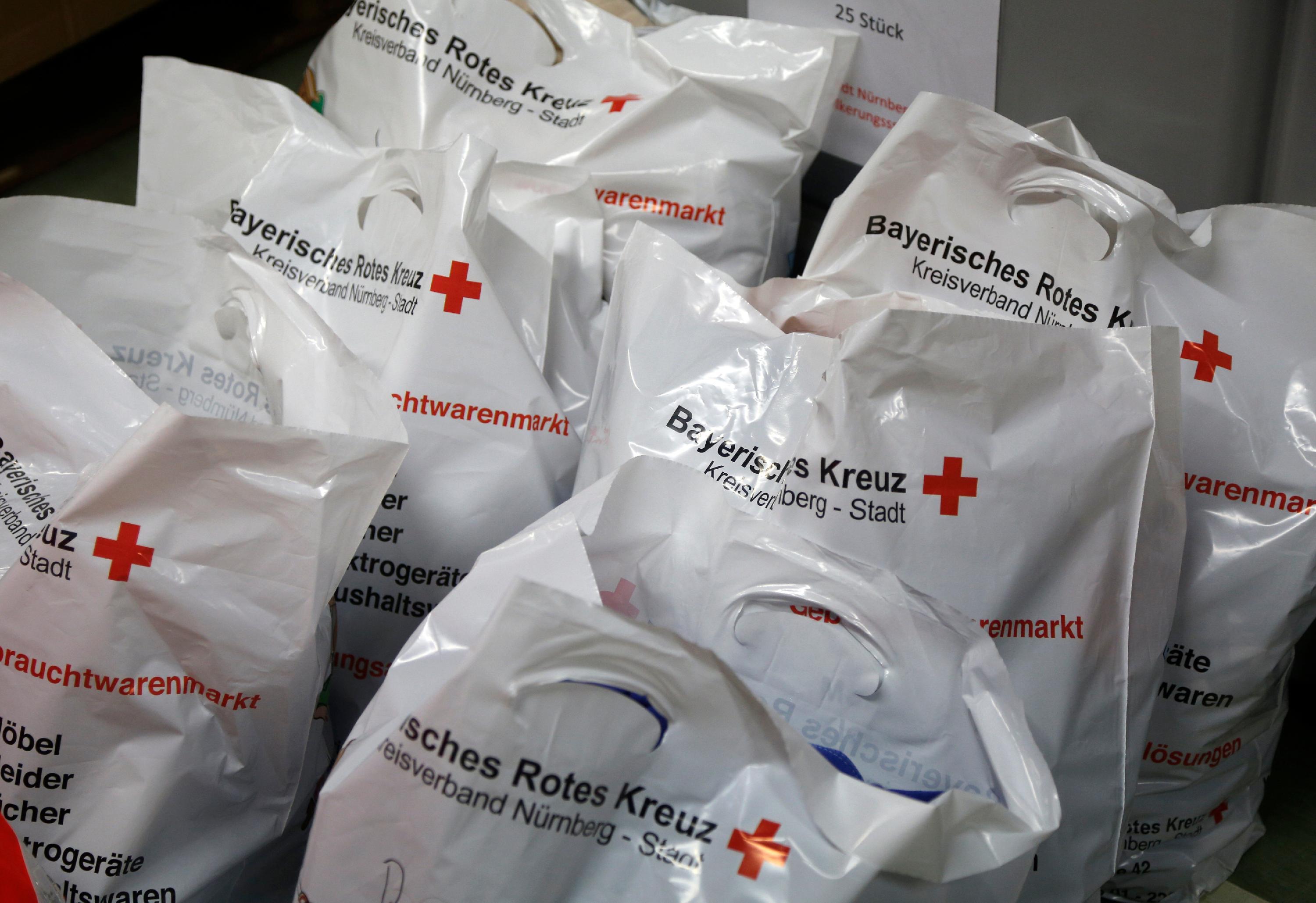 In der großen Turnhalle lagern Dutzende Packungen Taschentücher, Windeln, Babyflaschen, Zahnbürsten und weitere Dinge des täglichen Bedarfs.