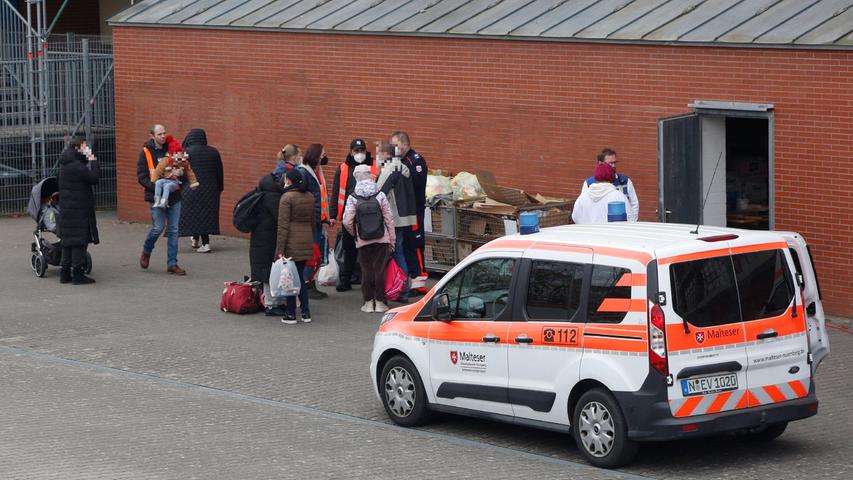 Zahlreiche Helfer haben mit angepackt, damit Geflüchtete in der Notunterkunft einen Platz finden.