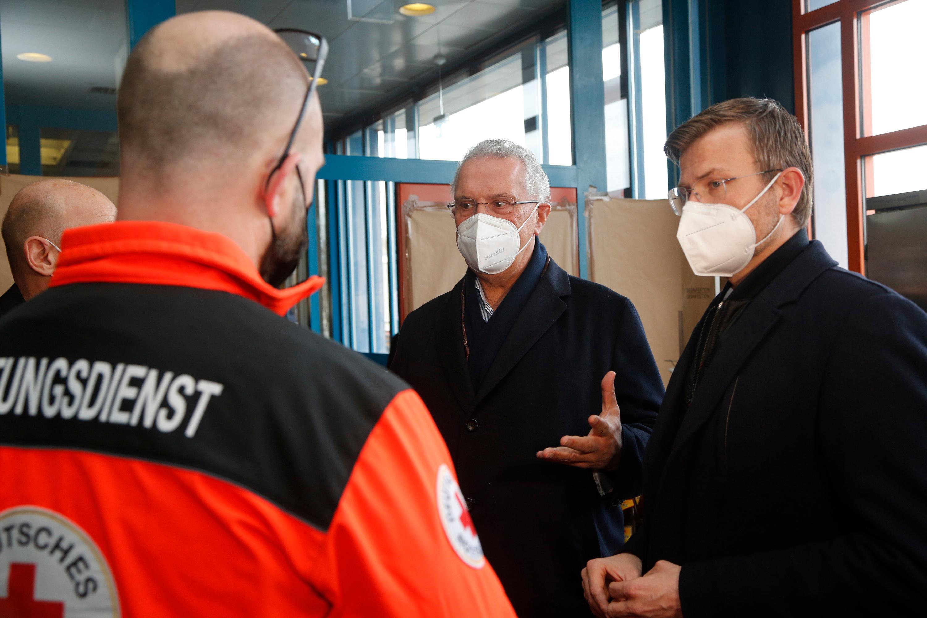 Während sich König und Herrmann am Sonntagmittag ein Bild vor Ort machten, waren manche Helfer schon um 4 Uhr morgens vor Ort.