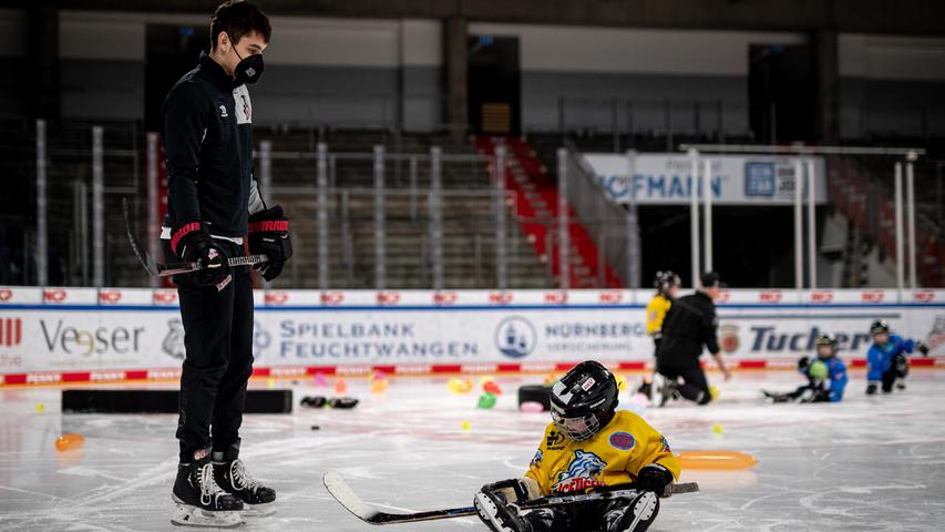 Unter der Anleitung von Profis wird es dann auch von Schritt zu Schritt besser: Hier kümmert sich Fabrizio Pilu um einen angehenden Ice Tiger.