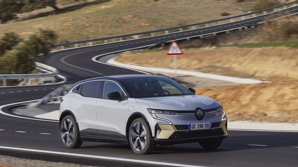 Kurz fallen die Überhänge aus, prägnant die geschlossene Front, an der schmale LED-Scheinwerfer einen prominenten Renault-Rhombus in die Mitte nehmen.