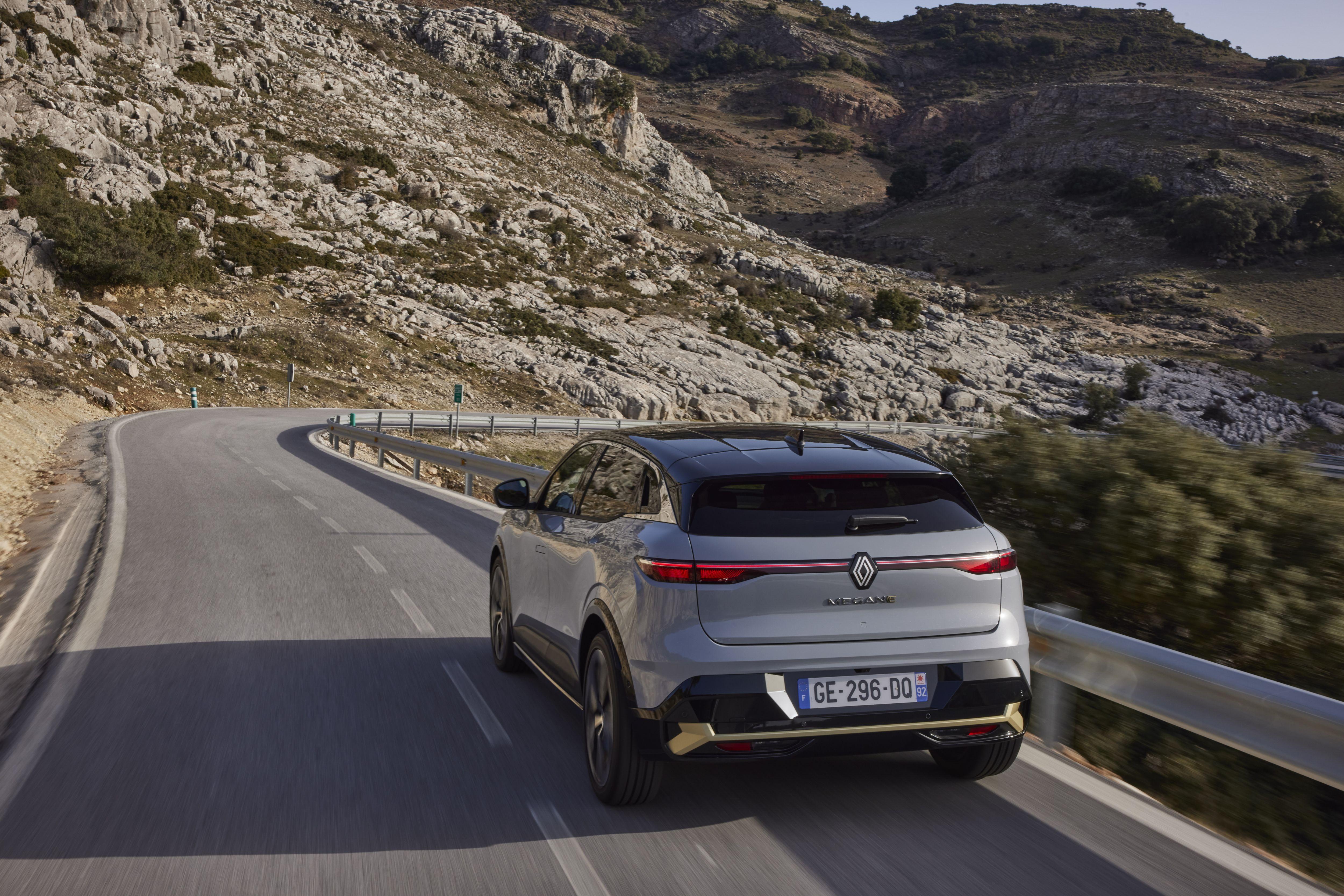 Das Basismodell bietet 96 kW/130 PS und lässt sich entweder mit dem kleineren 40-kWh- oder dem größeren 60-kWh-Akku kombinieren. Erstere Zusammenstellung ermöglicht bis zu 300 Kilometer Reichweite, letztere maximal 470 Kilometer.