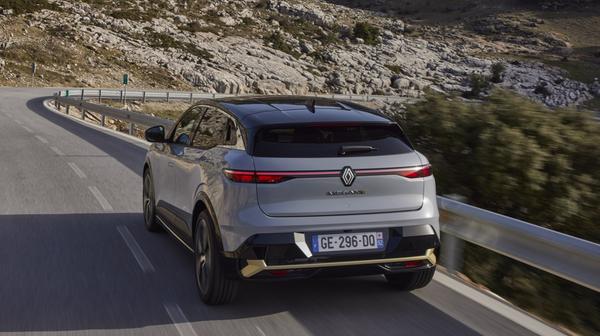 Das Basismodell bietet 96 kW/130 PS und lässt sich entweder mit dem kleineren 40-kWh- oder dem größeren 60-kWh-Akku kombinieren. Erstere Zusammenstellung ermöglicht bis zu 300 Kilometer Reichweite, letztere maximal 470 Kilometer.