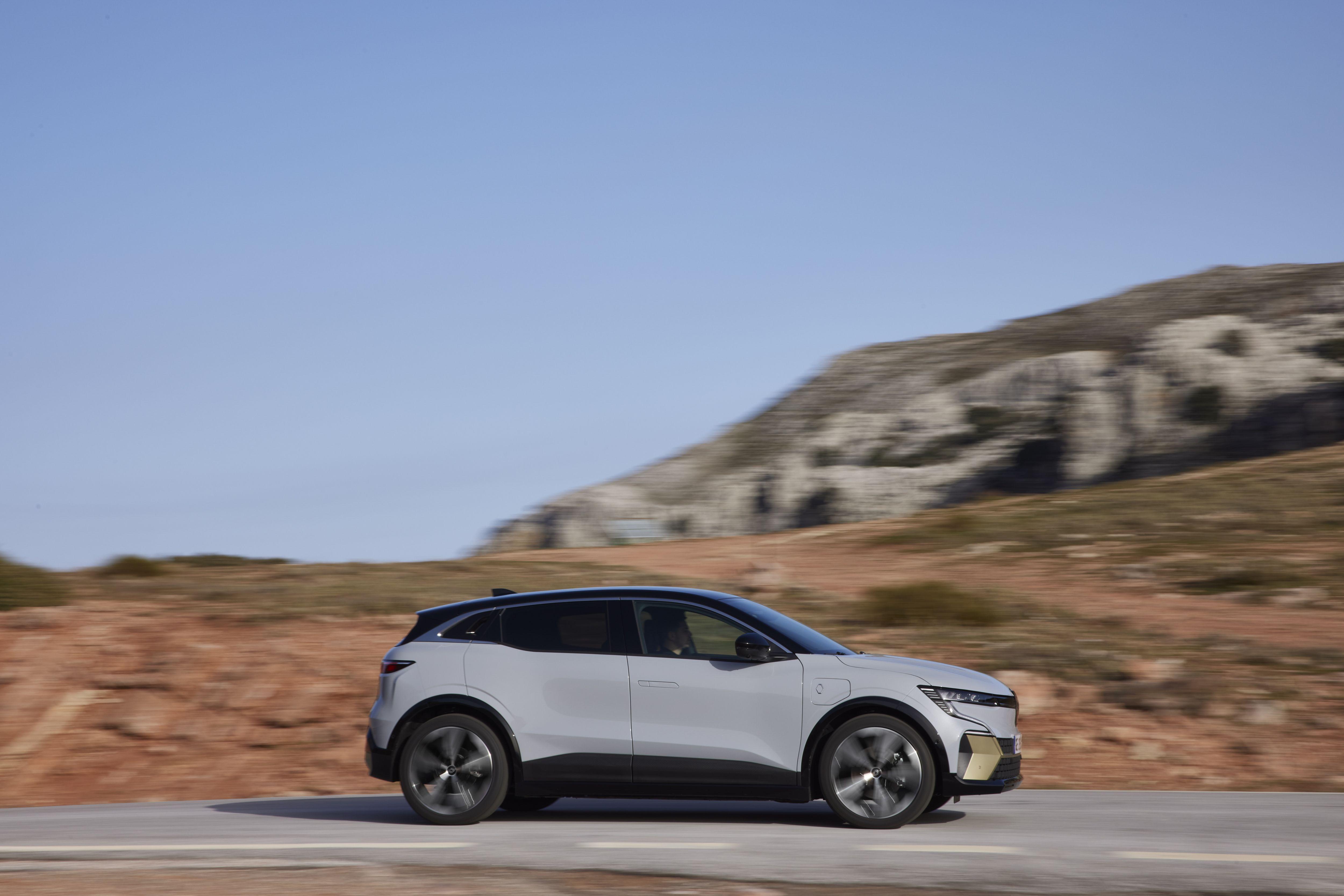 Die stärkere Variante mit 160 kW/218 PS kooperiert ausschließlich mit dem 60-kWh-Akku, 450 Kilometer Strecke sind möglich.