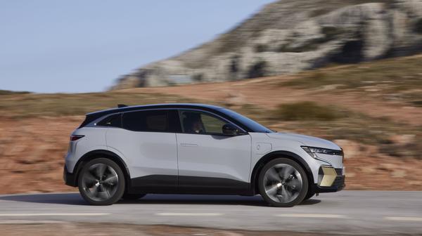 Die stärkere Variante mit 160 kW/218 PS kooperiert ausschließlich mit dem 60-kWh-Akku, 450 Kilometer Strecke sind möglich.