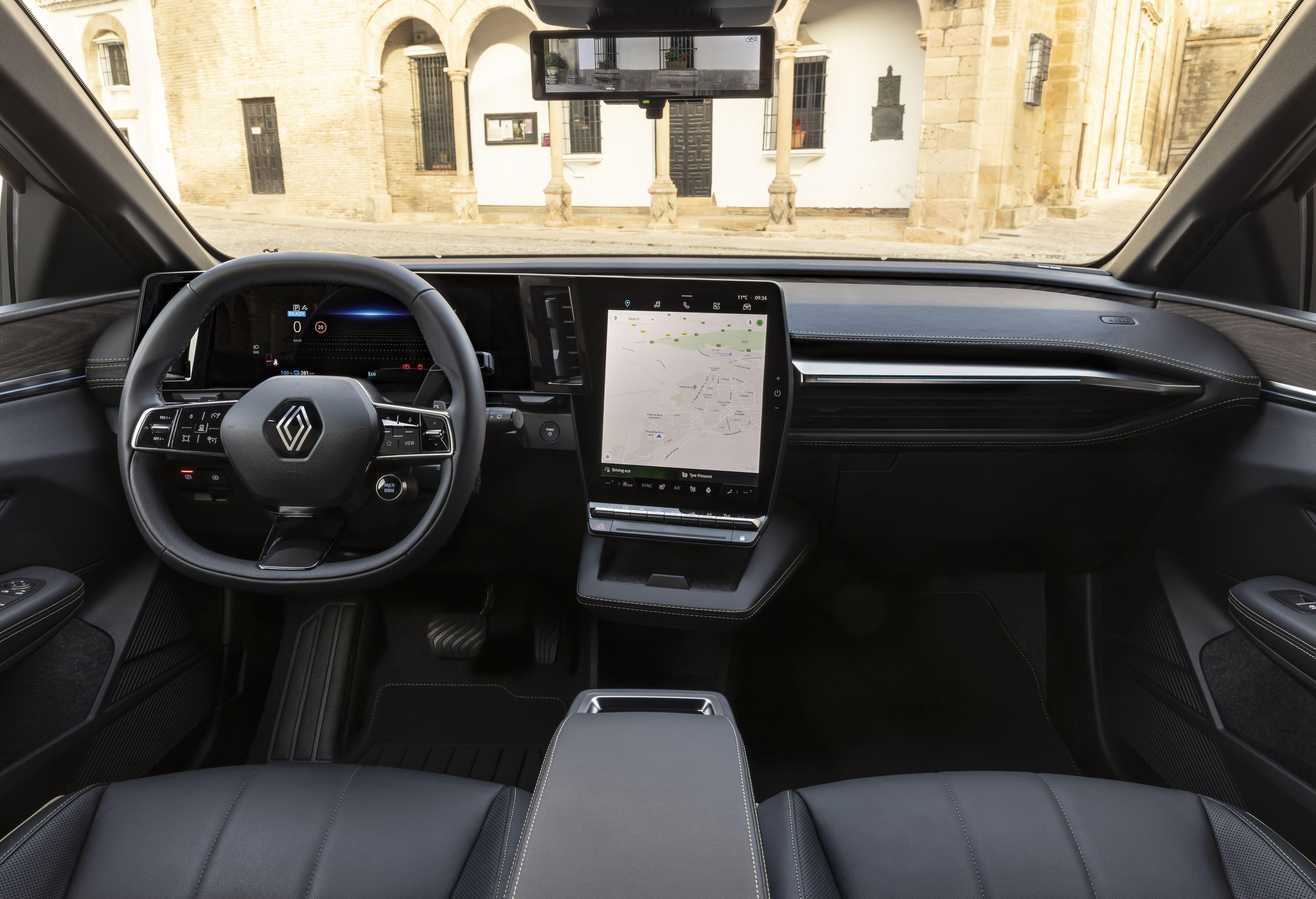 Spektakulär großflächig ist das Duo zweier Bildschirme, die Renault zu einem "liegenden L" zusammengefügt hat. Hinter dem Android-basierten Infotainment steckt Google mit seinen erprobten Diensten wie Maps oder Assistant.