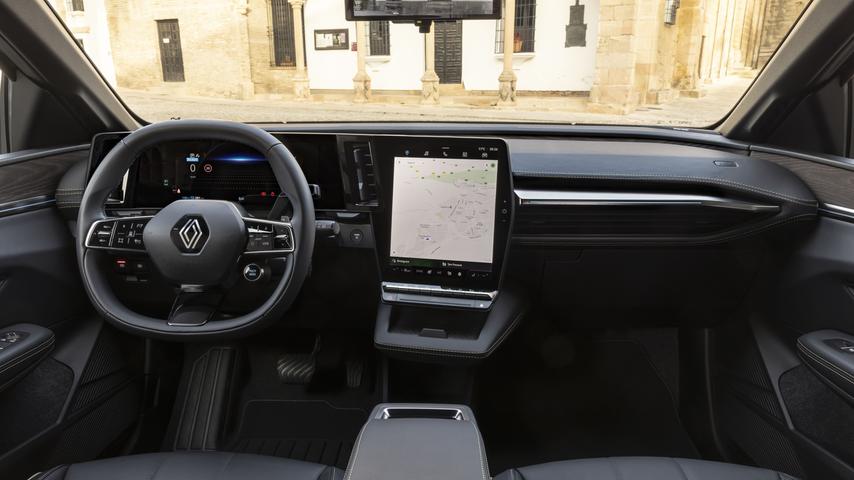 Spektakulär großflächig ist das Duo zweier Bildschirme, die Renault zu einem "liegenden L" zusammengefügt hat. Hinter dem Android-basierten Infotainment steckt Google mit seinen erprobten Diensten wie Maps oder Assistant.