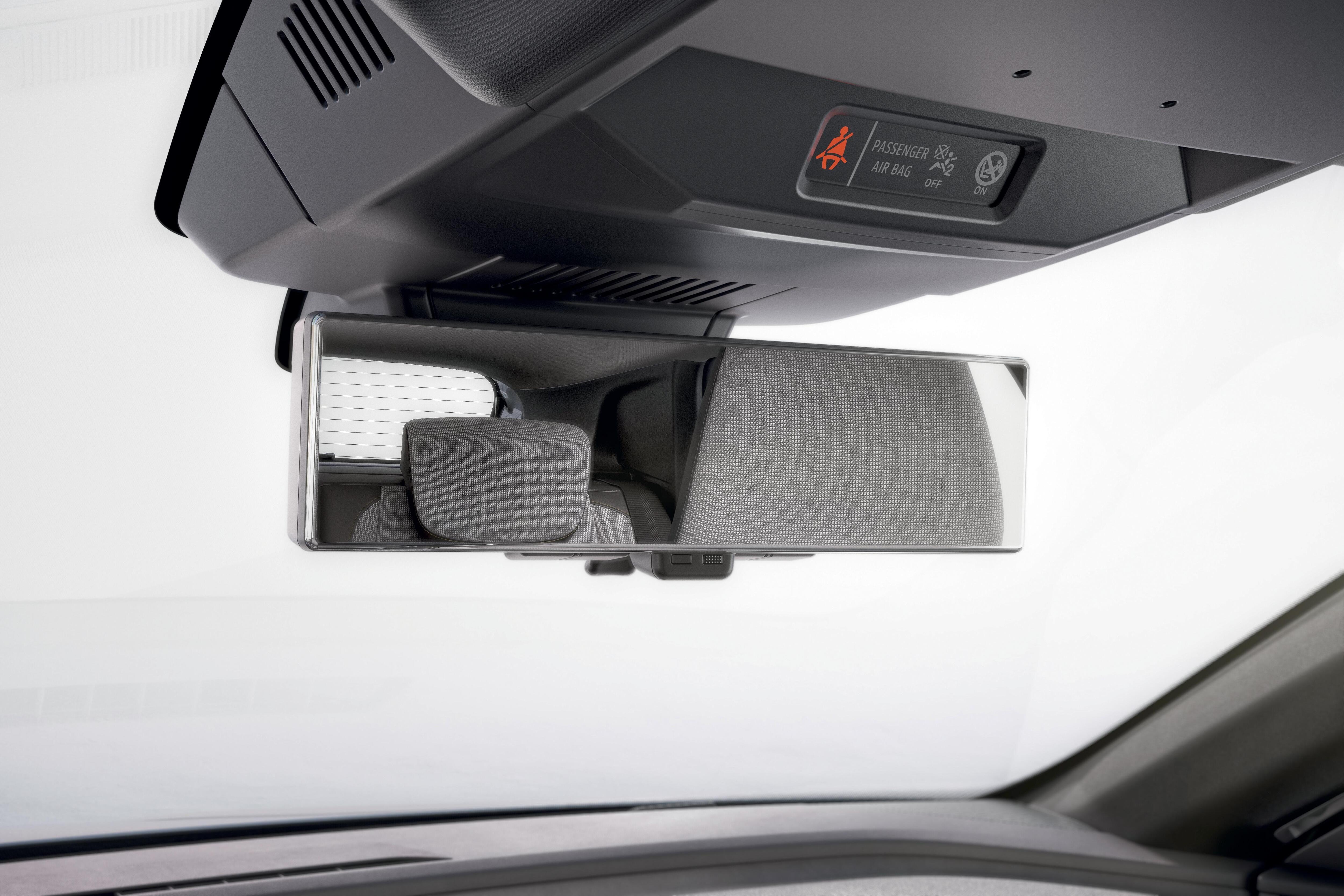 Optional gibt es einen digitalen Rückspiegel. Das kommt nicht von ungefähr, denn die ultraschmale Heckscheibe schränkt die Sicht nach hinten stark ein.